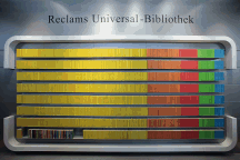 Bücherregal mit reclams Universalbücherei 2009